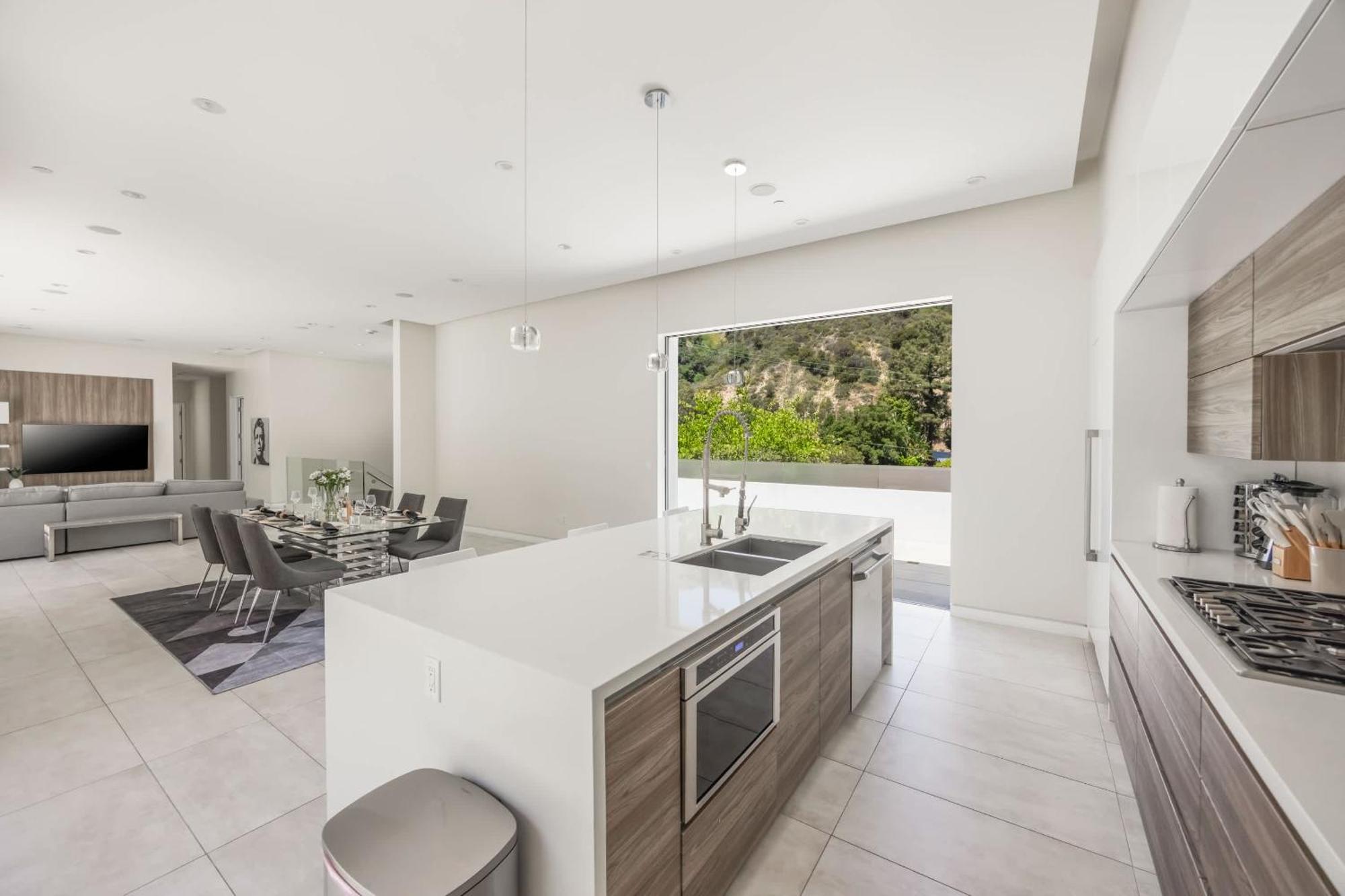 New Listing Mountainside By Colby & Conrad Los Angeles